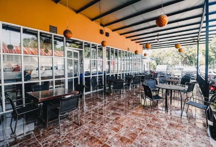 ホテル Reddoorz Plus Near Sultan Hasanuddin Airport