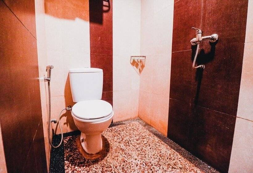 בית מלון כפרי Reddoorz Plus Near Sultan Hasanuddin Airport