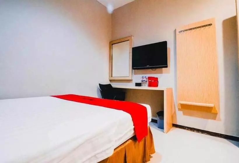 ホテル Reddoorz Plus Near Sultan Hasanuddin Airport