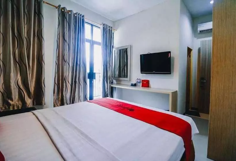 ホテル Reddoorz Plus Near Sultan Hasanuddin Airport