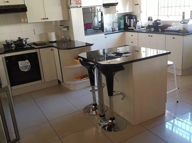 هتل Retreat Lodge And Conference Centre