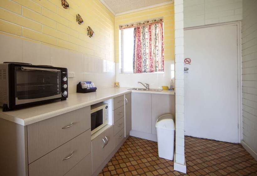 فندق على الطريق Oyster Court Apartments