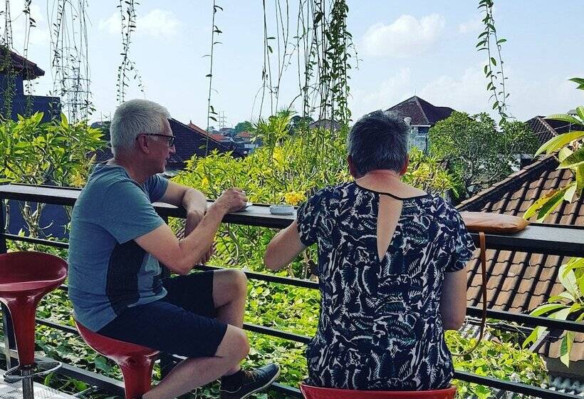 ペンション Valomia Guest House