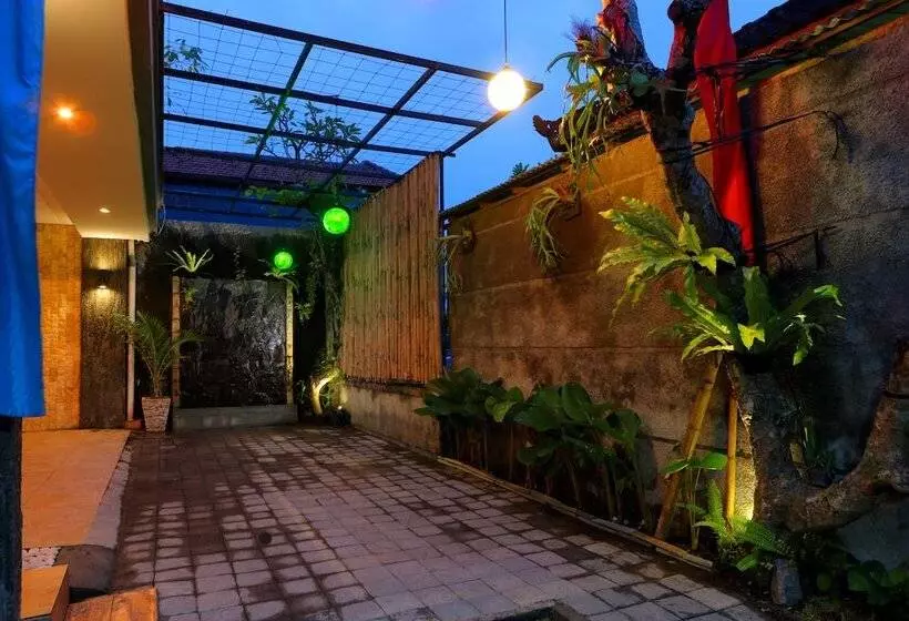 پانسیون Valomia Guest House