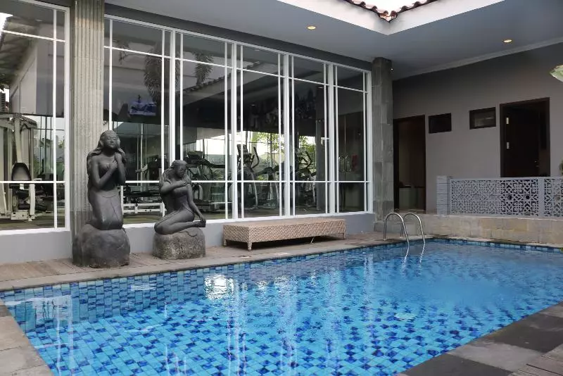 Hotel Ramada Suites By Wyndham Solo