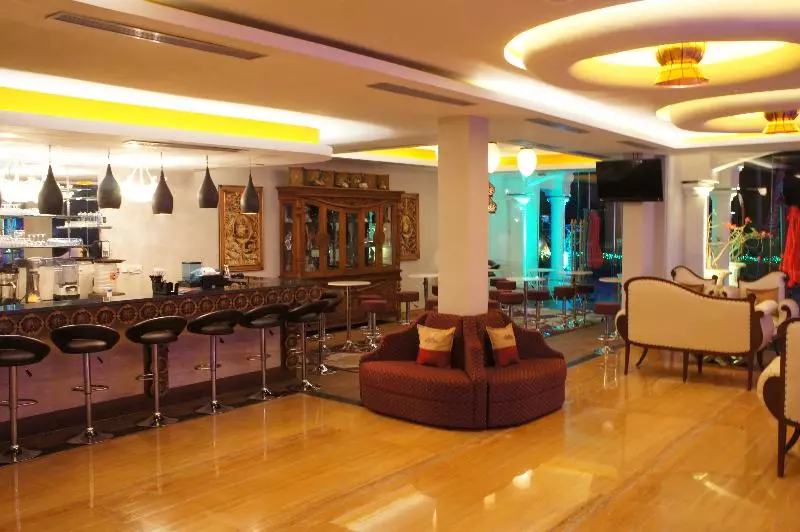 Hotel Ramada Suites By Wyndham Solo