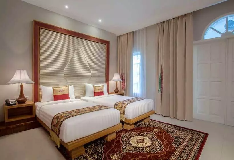 Hotel Ramada Suites By Wyndham Solo