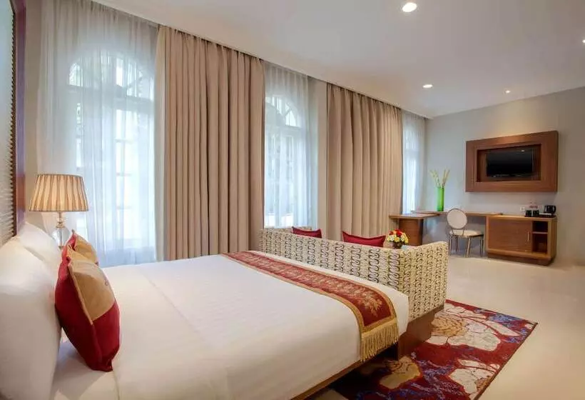 Hotel Ramada Suites By Wyndham Solo