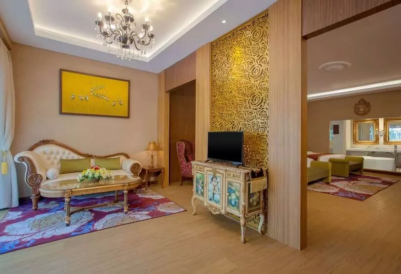 Hotel Ramada Suites By Wyndham Solo