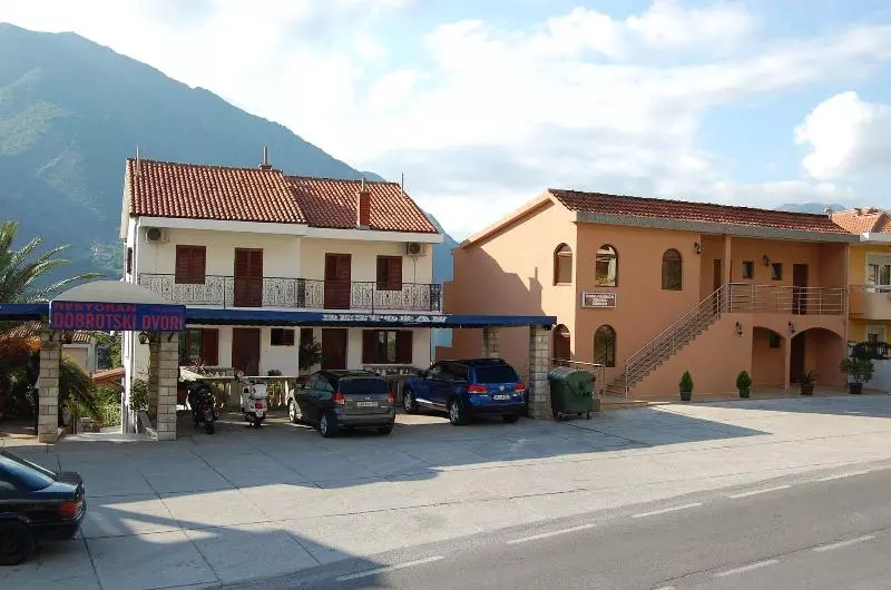هتل Rooms & Apartments Dobrotski Dvori