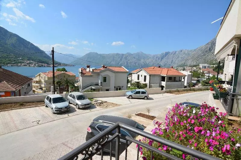 هتل Rooms & Apartments Dobrotski Dvori