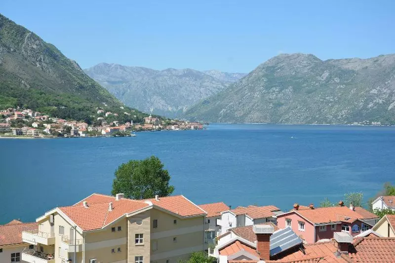 هتل Rooms & Apartments Dobrotski Dvori