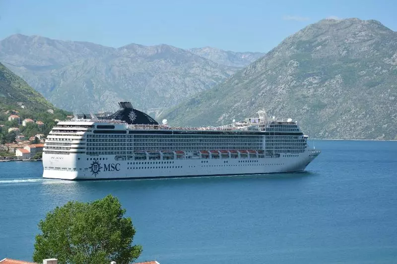 هتل Rooms & Apartments Dobrotski Dvori