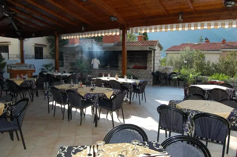 هتل Rooms & Apartments Dobrotski Dvori