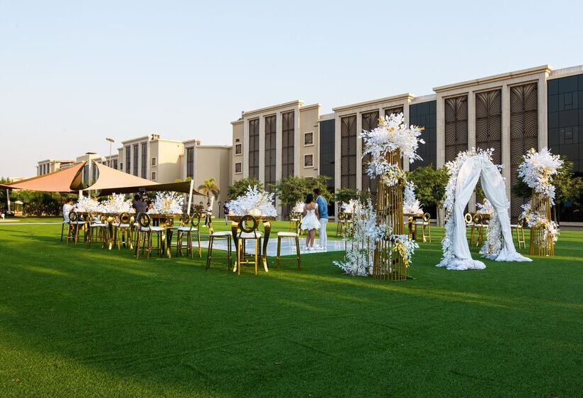 هتل Triumph Luxury