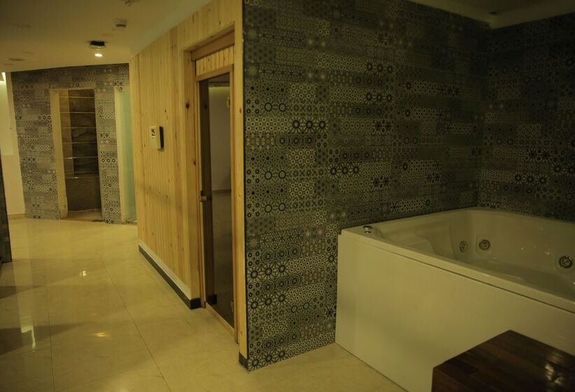 هتل Triumph Luxury