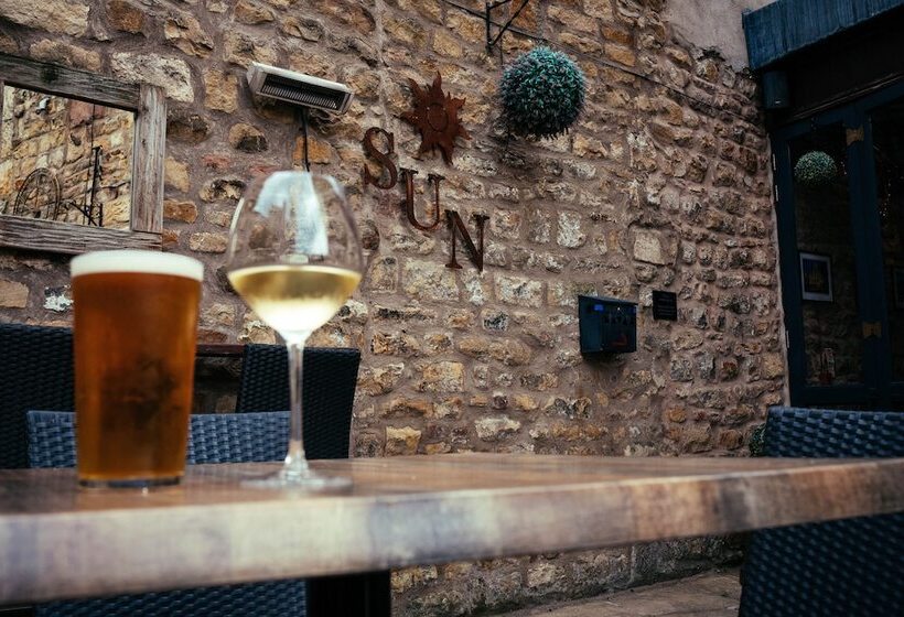 הוסטל The Sun Hotel & Bar