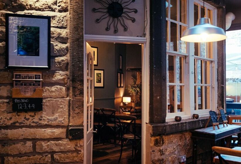 הוסטל The Sun Hotel & Bar