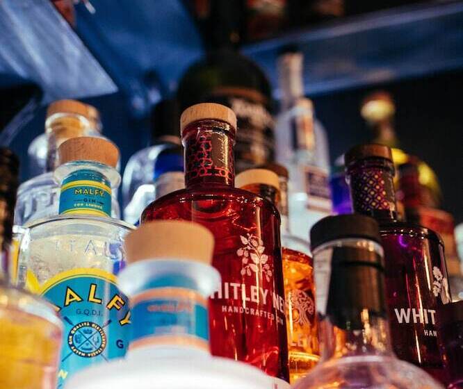 הוסטל The Sun Hotel & Bar