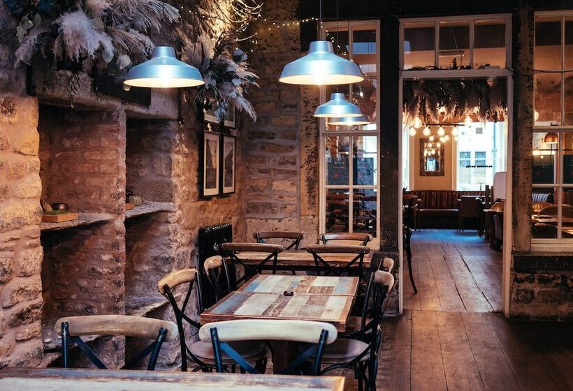 הוסטל The Sun Hotel & Bar