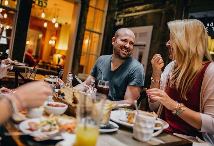 הוסטל The Sun Hotel & Bar