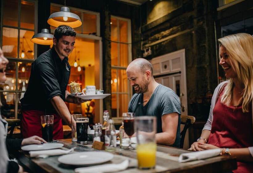 הוסטל The Sun Hotel & Bar