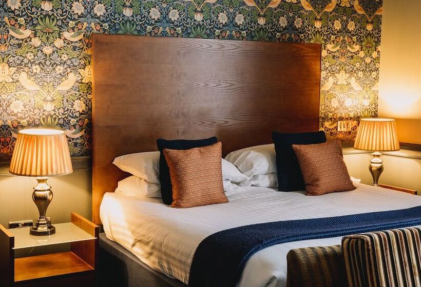 הוסטל The Sun Hotel & Bar