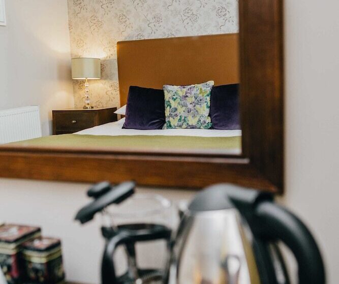 הוסטל The Sun Hotel & Bar