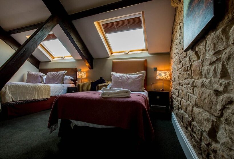 הוסטל The Sun Hotel & Bar