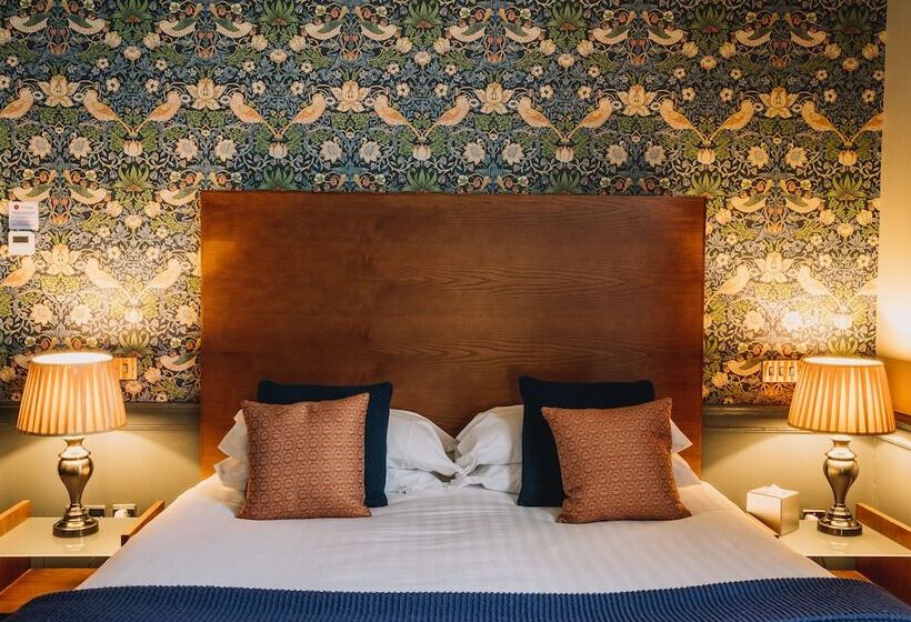 הוסטל The Sun Hotel & Bar