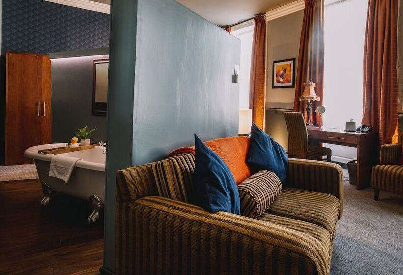 הוסטל The Sun Hotel & Bar