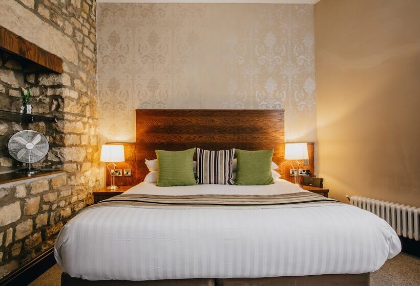 הוסטל The Sun Hotel & Bar