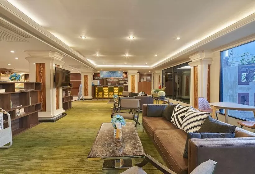 هتل Floral  · Dolphin Circle Pattaya