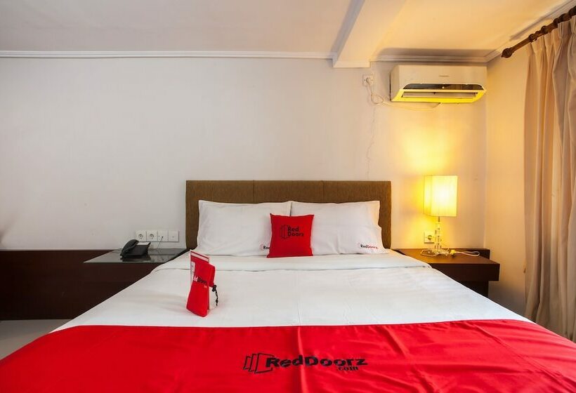فندق Reddoorz Premium @ Raya Nginden