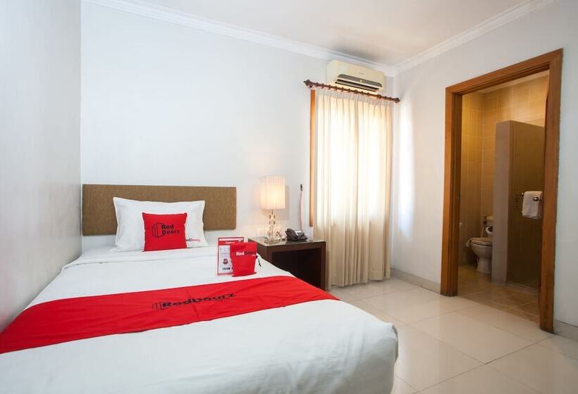 فندق Reddoorz Premium @ Raya Nginden