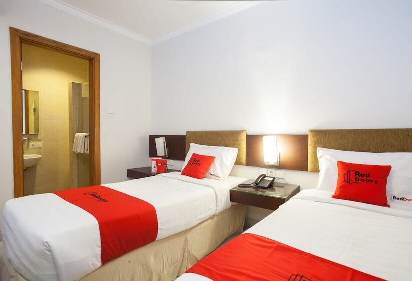 فندق Reddoorz Premium @ Raya Nginden