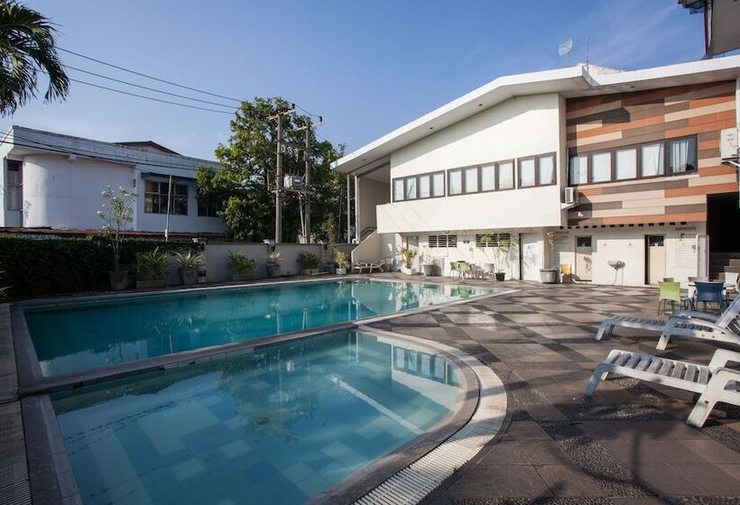 فندق Reddoorz Premium @ Raya Nginden