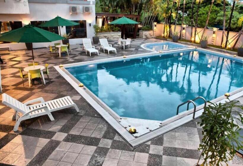 فندق Reddoorz Premium @ Raya Nginden