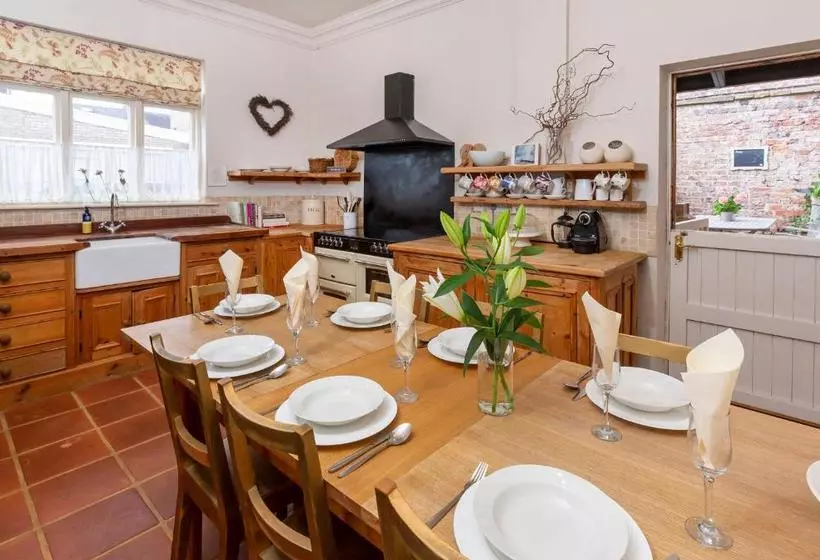 پانسیون Ashley Guest House