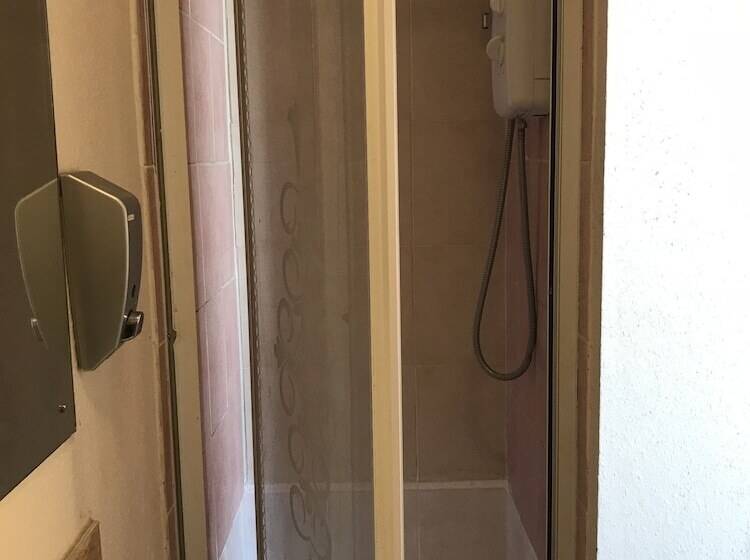 بنسيون Fawlty Towers