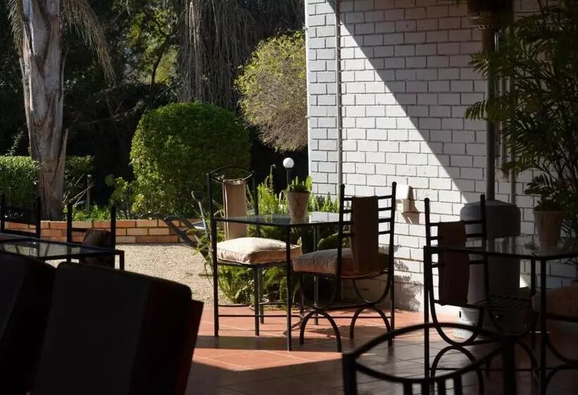 Majatalo Beyond Cui Bono