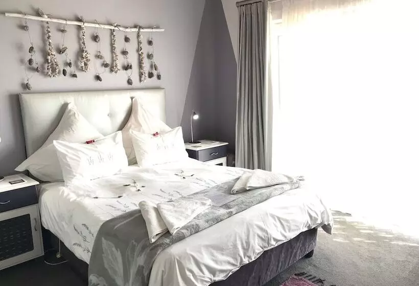 Majatalo Farr Out Guesthouse