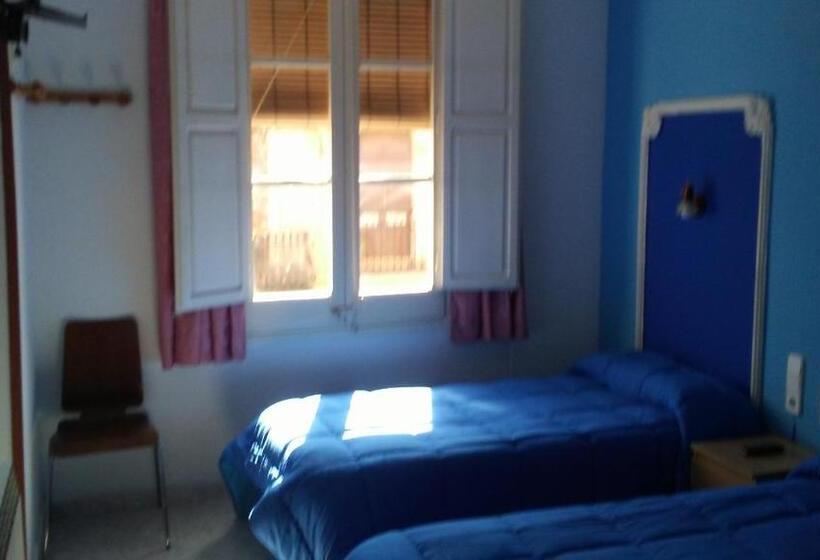 پانسیون Hostal Porta De Ferro