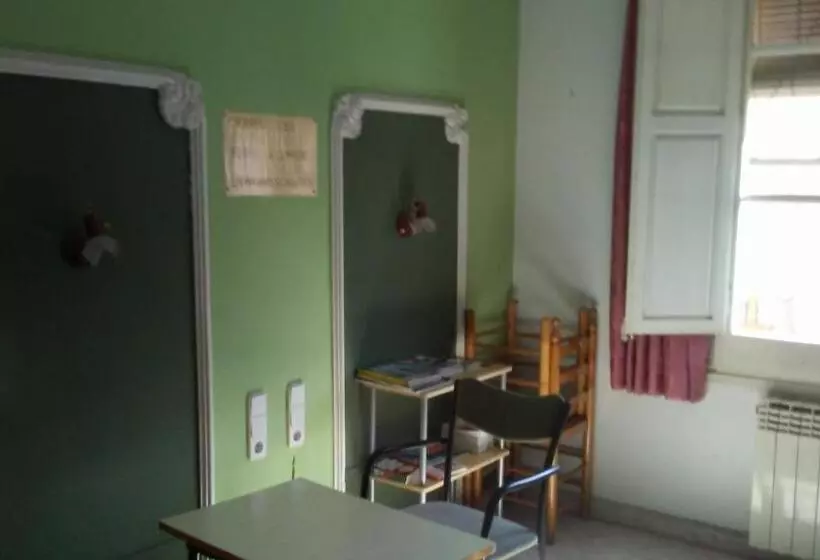 پانسیون Hostal Porta De Ferro