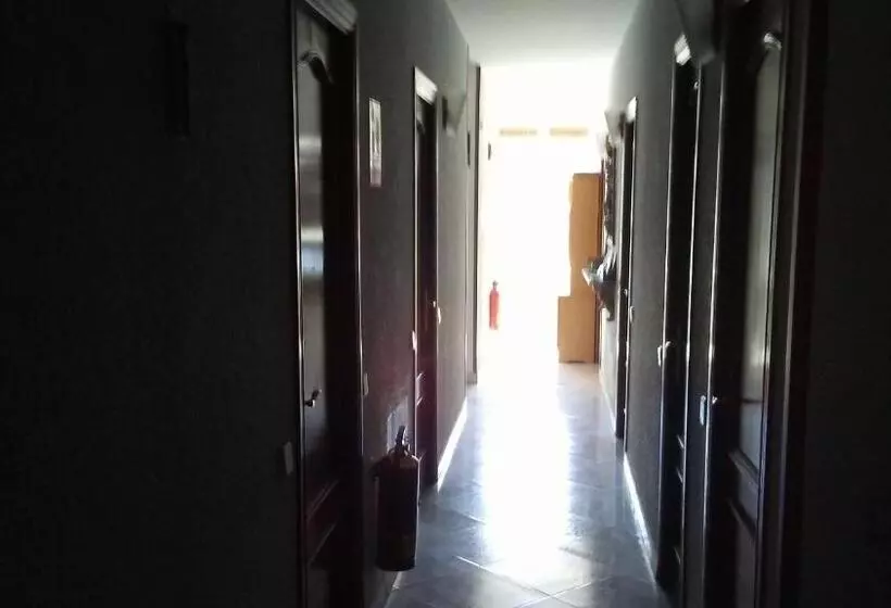 پانسیون Hostal Porta De Ferro