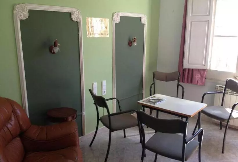 پانسیون Hostal Porta De Ferro