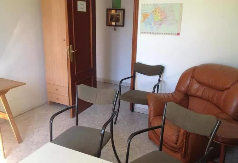 پانسیون Hostal Porta De Ferro