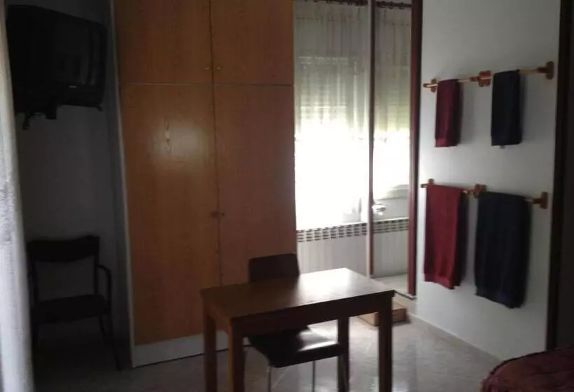 پانسیون Hostal Porta De Ferro