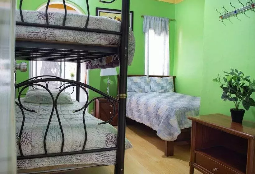 ペンション Whipala Hostal