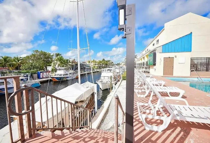 Retkeilymaja Waterside Suites And Marina